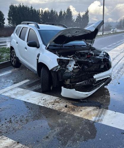Otomobil yoldan çıkarak tabelaya çarptı: 8 kişi kazayı yara almadan atlattı