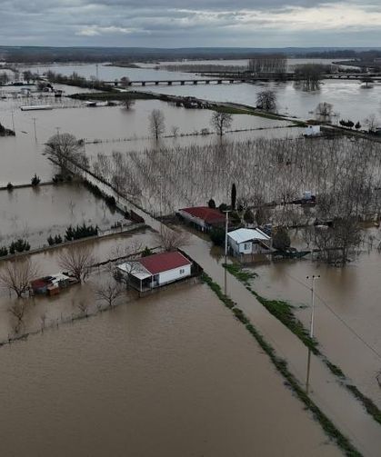 Edirne'de tarım arazileri ve yerleşim yerleri sular altında kaldı