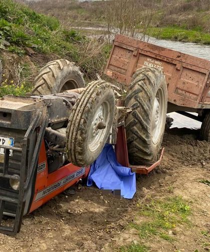 Toprak yolda devrilen traktörün altında kalan sürücü hayatını kaybetti
