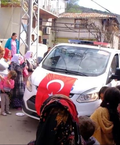 Polis ekipleri ihbarla gittikleri mahallede kutlamayla karşılandı