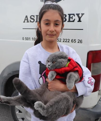 Kedisiyle stadyuma gelen minik taraftar bu sefer de Bursaspor'un yanında