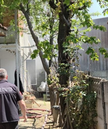 Ocakta unutulan çaydanlık yandı