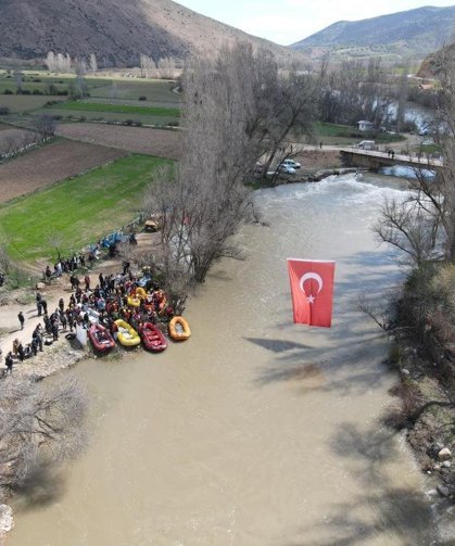 Gümüşhane'de Kelkit Çayı'nda rafting heyecanı