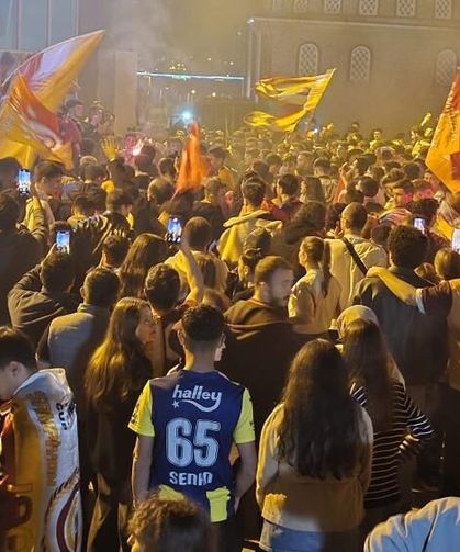 Fenerbahçeli taraftarlar da Galatasaraylıları yalnız bırakmadı