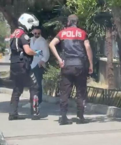 Otomobilin çarpıp kaçtığı kediyi yol kenarına alan polisler takdir topladı