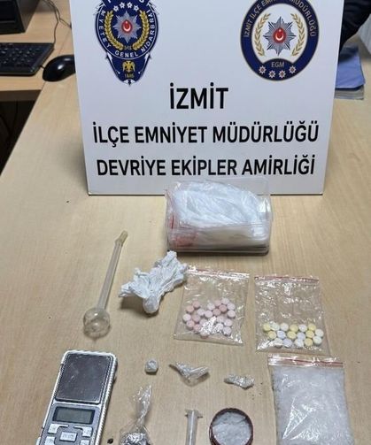 Sakarya'dan Kocaeli'ye gelen araçta uyuşturucu ele geçirildi: 3 gözaltı