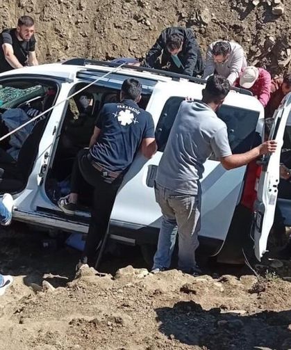 MUŞ’TA ÇAYA DÜŞEN OTOMOBİLDEKİ 1 KİŞİ YARALANDI