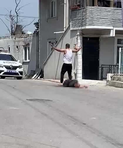 Eşini 8 yerinden bıçaklayarak öldürdü, mahalleli linç etmek istedi