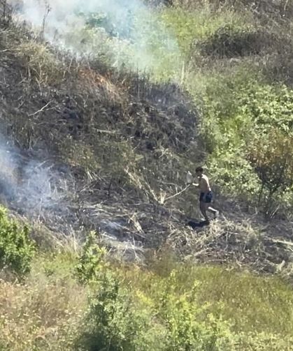 Sahildeki vatandaşlar alevleri görünce kovalarla yangın bölgesine koştu