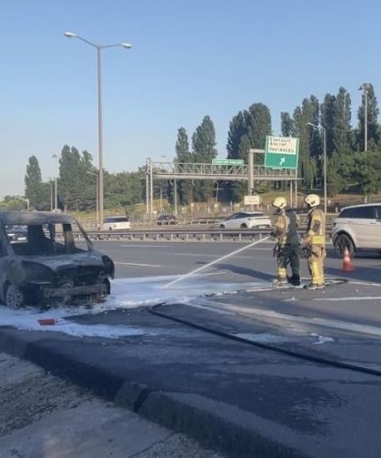 Esenyurt TEM Otoyolu'nda hafif ticari araç alev alev yandı