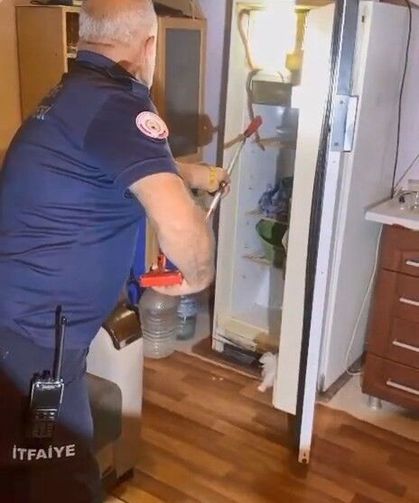 Buzdolabının içerisine giren yılanı itfaiye ekipleri çıkardı