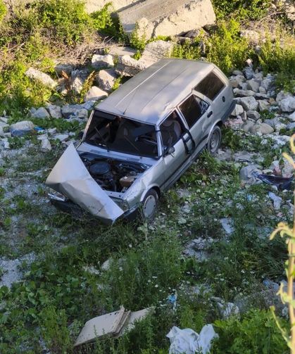 Sinop'ta otomobil şarampole uçtu: 2 yaralı