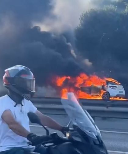 TEM Otoyolu’nda alev alev yanan otomobil kullanılamaz hale geldi