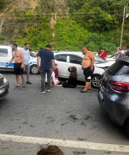 Yolun karşısına geçerken otomobilin çarptığı baba ve oğlu ağır yaralandı