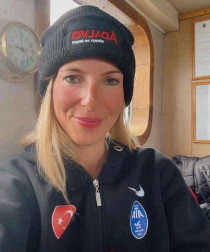 Deniz Kayadelen, buzullarda yüzen ilk Türk sporcu unvanını elde etti