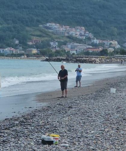 Karadeniz'de balık bolluğu yaşanıyor: Oltasını kapan deniz kenarına koştu