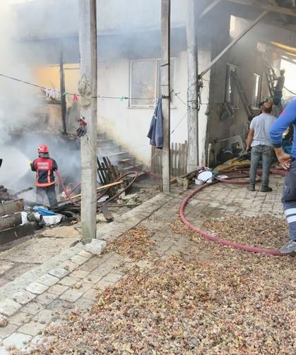 Sakarya'da iki katlı evde çıkan yangın paniğe neden oldu