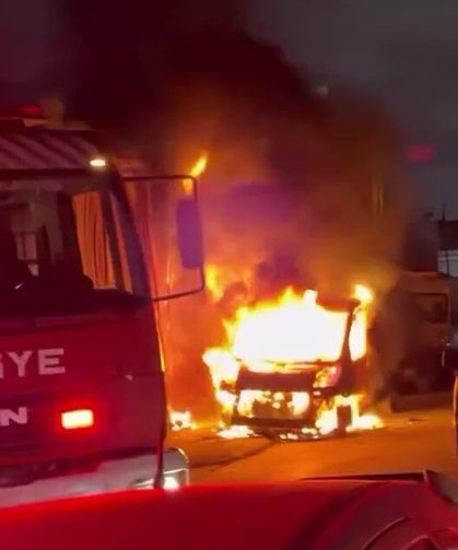 Dükkandan yükselen alevler otomobile sıçradı