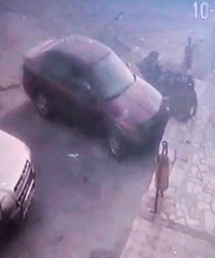Vitesi karıştıran sürücü kaldırımda oturan şahsa çarptı