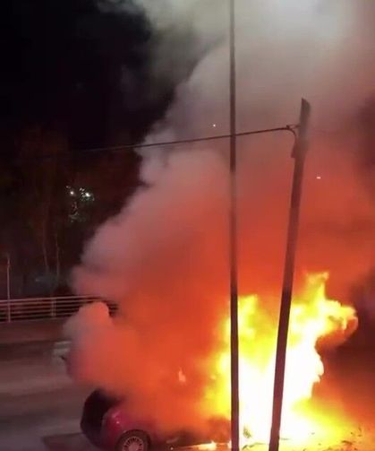 Kocaeli'de iki ayrı araç yangını: Otomobil ve tır dorsesi alev aldı