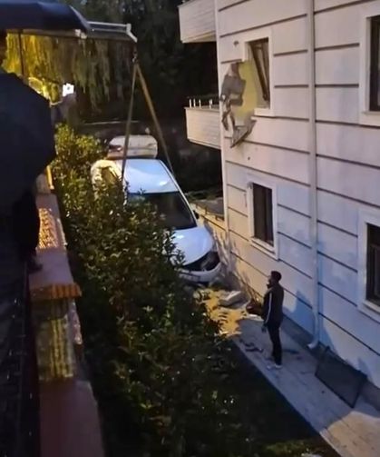 Sakarya'da kontrolden çıkan otomobil ikinci kattaki daireye çarptı