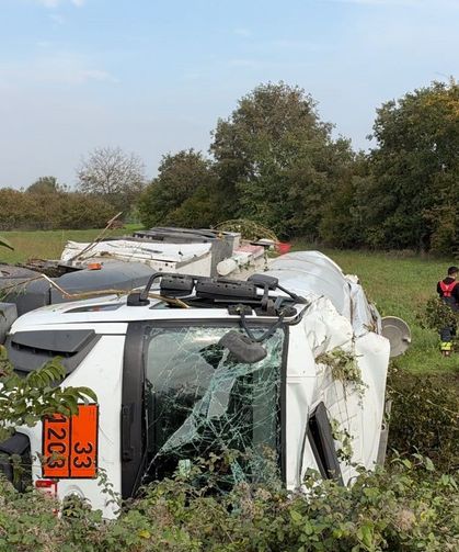 Düzce'de akaryakıt yüklü tanker devrildi