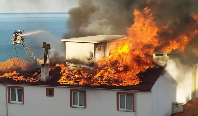 Apartmanın çatısı alevlere teslim oldu