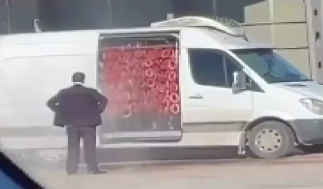 Bursa'da skandal görüntü: Minibüsün içindeki sucukları oto yıkamada yıkayan şahıs