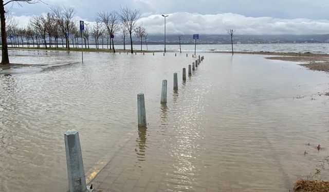 Kocaeli'de deniz taştı, sahil bandı suyla doldu