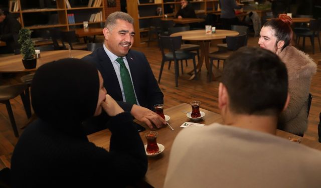 Vali Aslan, millet kıraathanesinde gençlerle sohbet etti