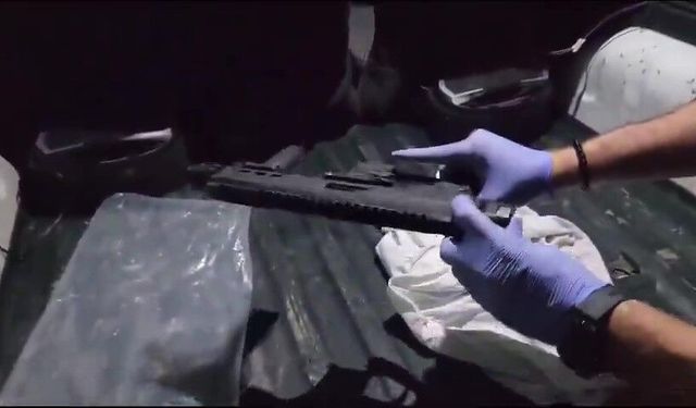 Polis silahı kapı döşemesinden çıkarttı