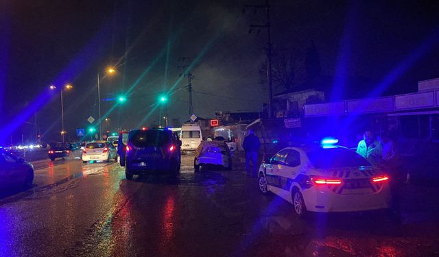 Servis minibüsü ile otomobil çarpıştı: 2 kişi yaralandı