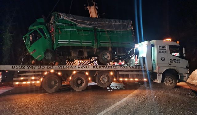 Sebze yüklü kamyon devrildi: 1 yaralı
