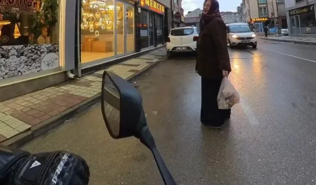 Bursa'da motosikletlinin yol verdiği yaşlı kadından duygulandıran sözler: 'Sevgi görmedim'