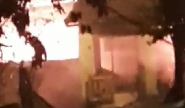 Cayır cayır yanan evine odun atan adam şaşırttı