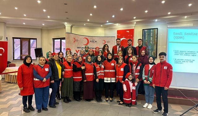 Kızılay personeline erken teşhis anlatıldı