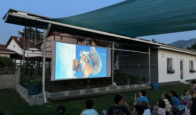 Emekli astsubay evin bahçesini sinemaya çevirdi