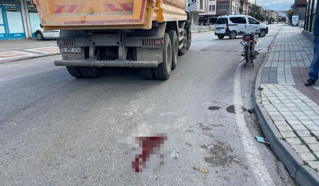 Kamyonla çarpışan motosikletli genç hayatını kaybetti