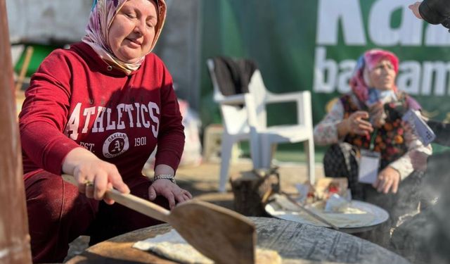 İzmit'te "Kaz Bayramı"nda köylülerin imece usulü yaptığı yufka ekmeklerle birlikte kaz eti servis edildi