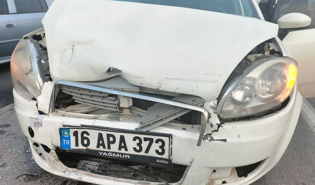 Kocaeli’nde otomobil önündeki araca çarptı: 1 çocuk yaralı