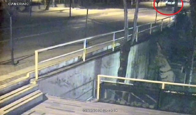 Orta refüje çıkan sürücü hiçbir şey yokmuş gibi yoluna devam etti