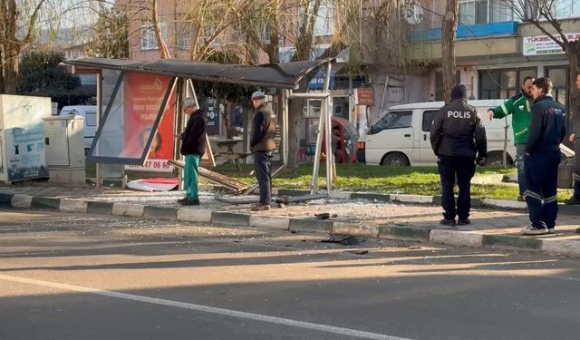 Kontrolü kaybeden sürücü otobüs durağına çarptı