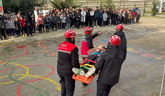Minikler afet bilincini tatbikatla deneyimleyerek öğrendi