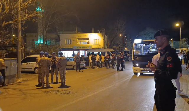 Bursa’da yol verme kavgasına mahalleli karıştı, ortalık savaş alanına döndü