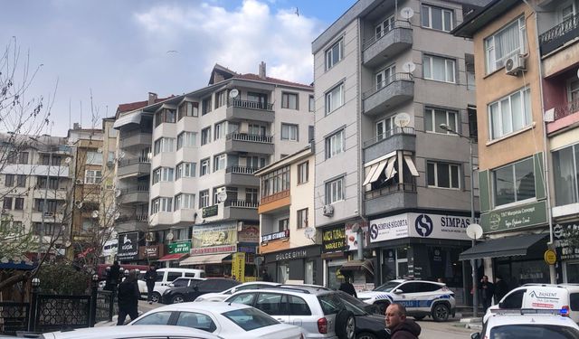 Gemlik'te şiddetli rüzgar terastaki sediri uçurdu