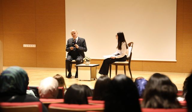 Başkan Özlü üniversitesi öğrencileriyle bir araya geldi