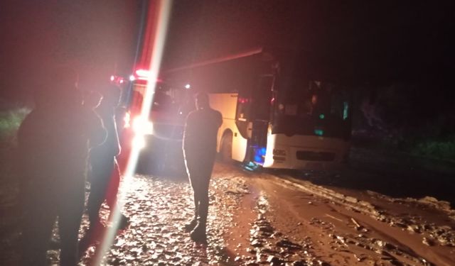 Siirt'te sağanak nedeniyle derler taştı, yollar kapandı
