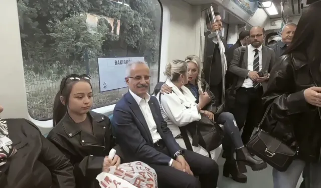 Abdulkadir Uraloğlu, Marmaray'da vatandaşlarla sohbet etti