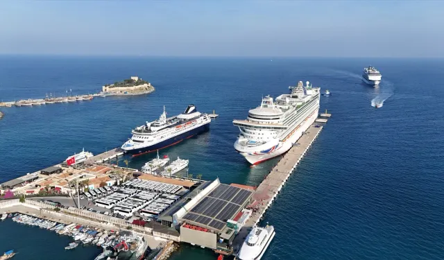 Aydın Kuşadası'na aynı anda 4 kruvaziyer demirledi
