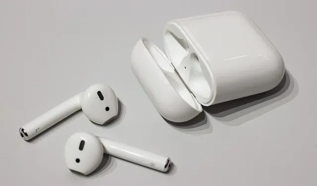 Apple, AirPods'a kamera kontrolü ve stüdyo ses kaydı ekliyor
